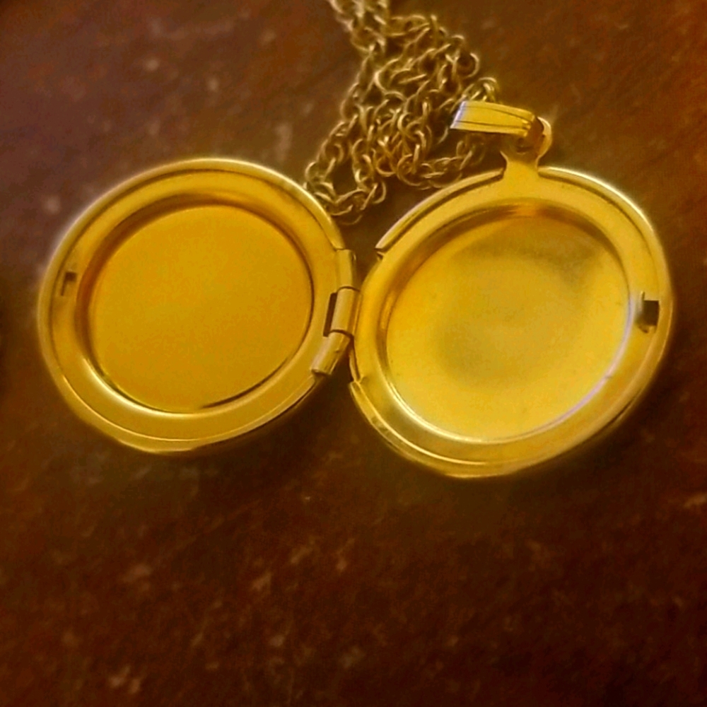 Simple Gold Colored Locket - Picture 3 of 3